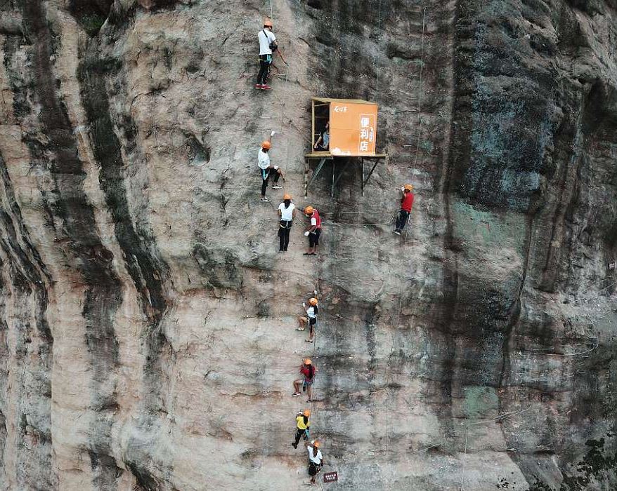 China’s ‘most inconvenient convenience store’ hangs off the side of a cliff, leaving people in fear 1