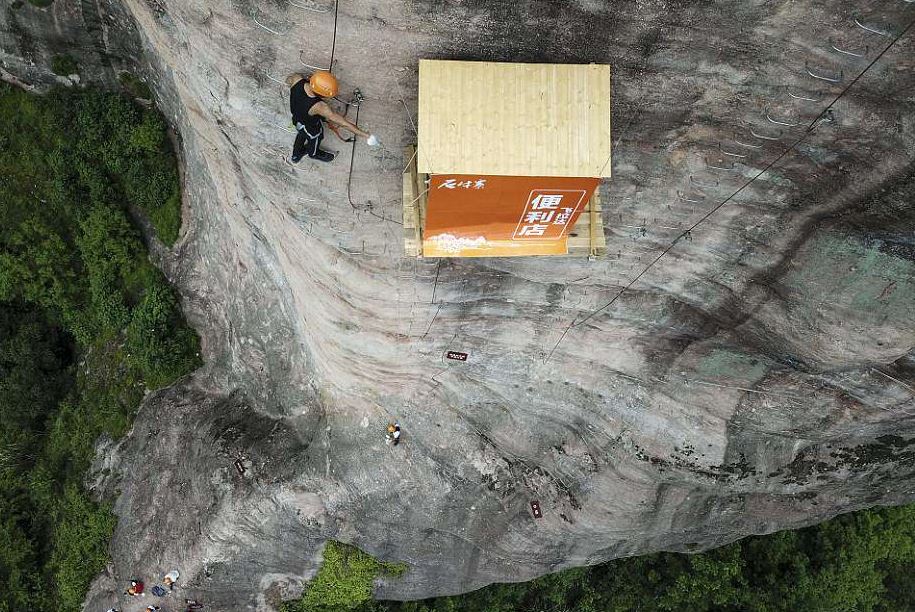 China’s ‘most inconvenient convenience store’ hangs off the side of a cliff, leaving people in fear 2