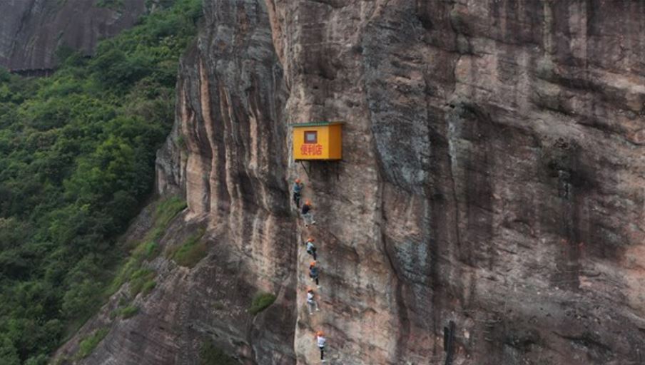 China’s ‘most inconvenient convenience store’ hangs off the side of a cliff, leaving people in fear 3