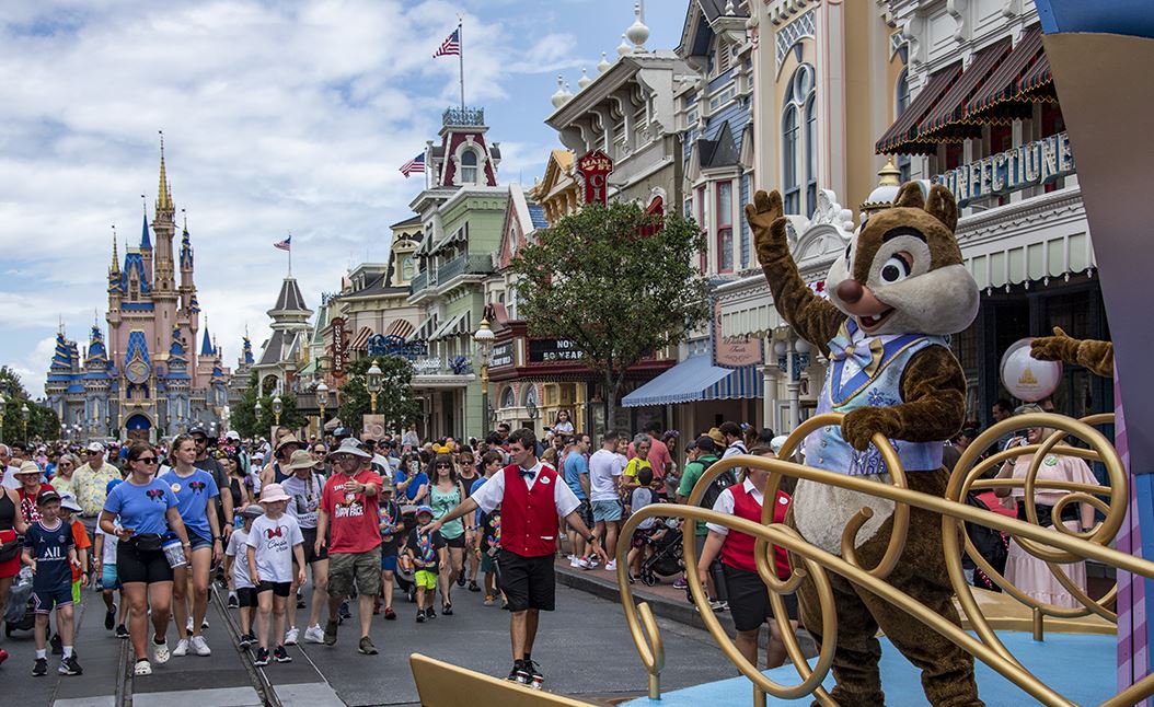 Disney theme park guests reportedly defecating while standing in line for rides 2