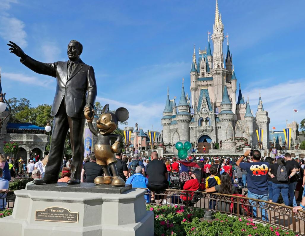 Disney theme park guests reportedly defecating while standing in line for rides 3