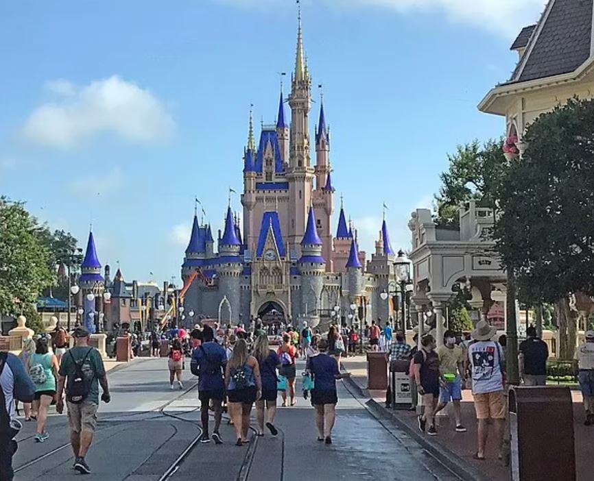 Disney theme park guests reportedly defecating while standing in line for rides 4