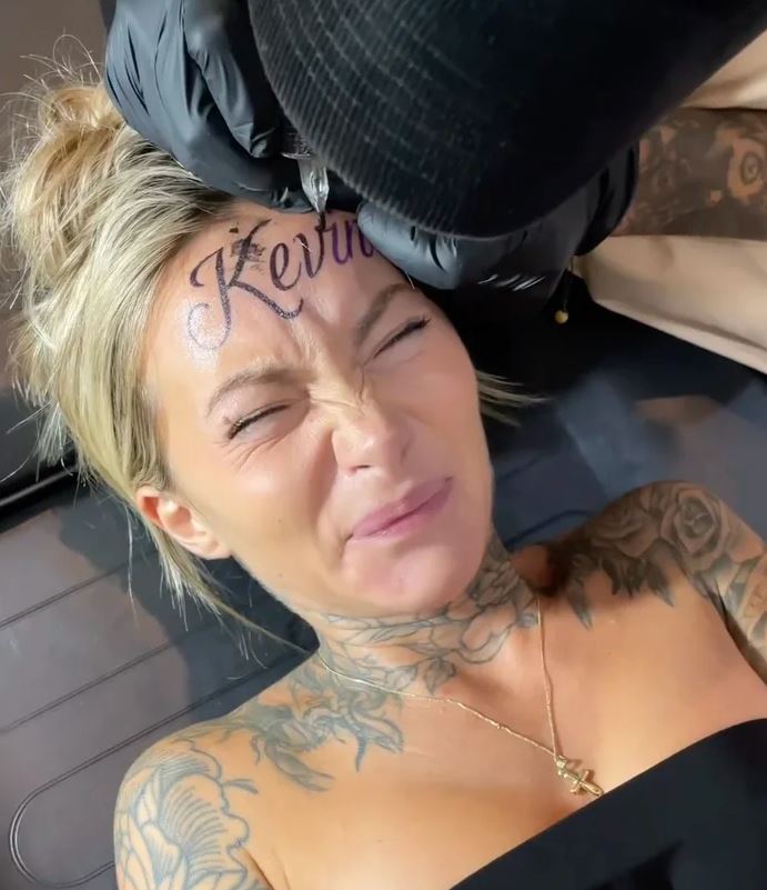 Woman who gets boyfriend’s name TATTOOED across her forehead claims she will regret it 2