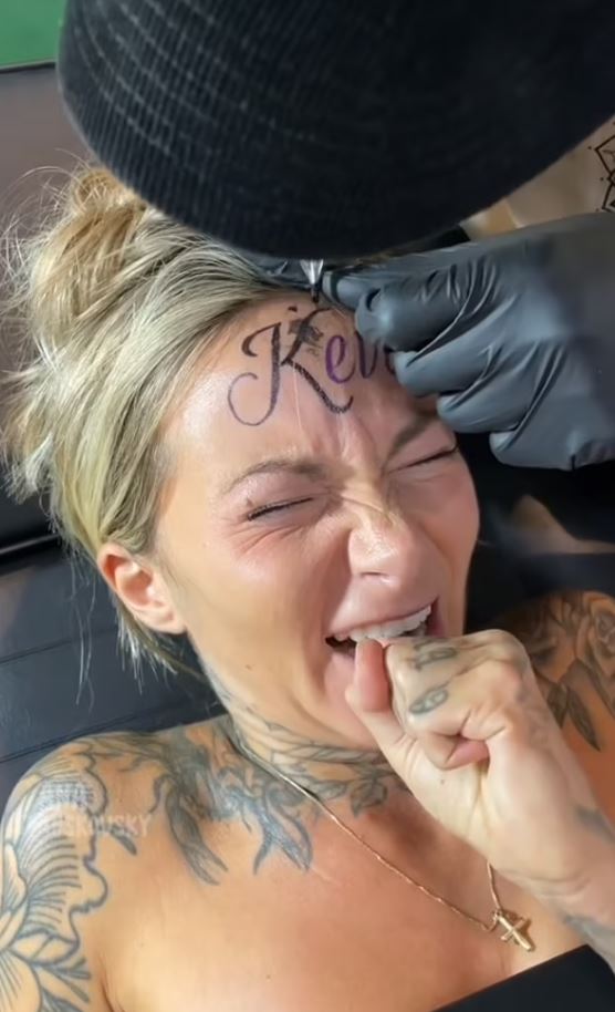 Woman who gets boyfriend’s name TATTOOED across her forehead claims she will regret it 3