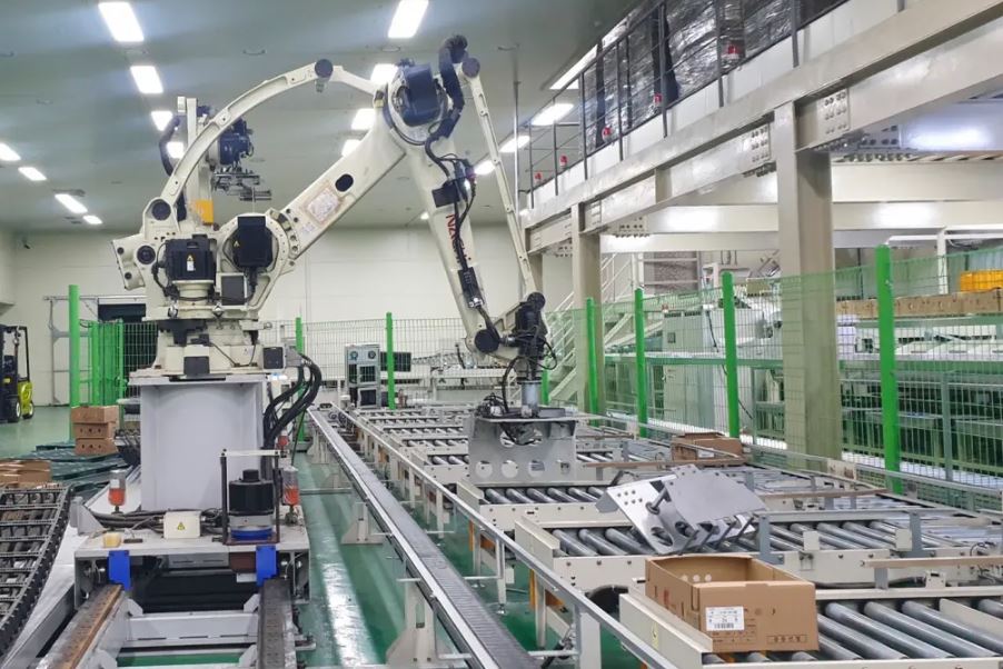 Worker was crushed by robot that mistook him for a box of vegetables 1