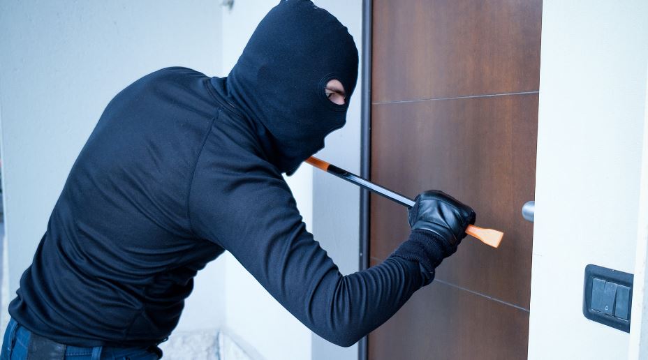 Homeowners warned about thieves’ ‘sticky tape trick’ on the door locks 3