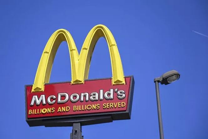 People are just realising why McDonald's logo is red and yellow 2