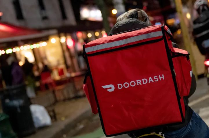 DoorDash driver sparks debate after refusing to deliver orders up nine flights of stairs due to $1 tip 4