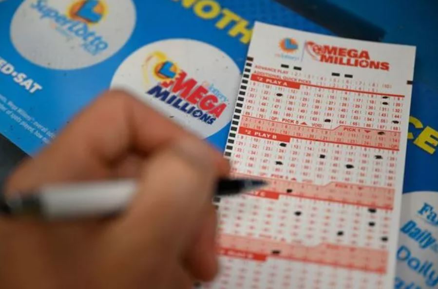 Man who won $1.35 billion lottery jackpot sues daughter’s mom for telling win to his family 1