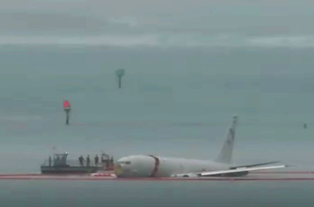 US military aircraft crashes into water off Hawaii after 'overshooting the runway' 2