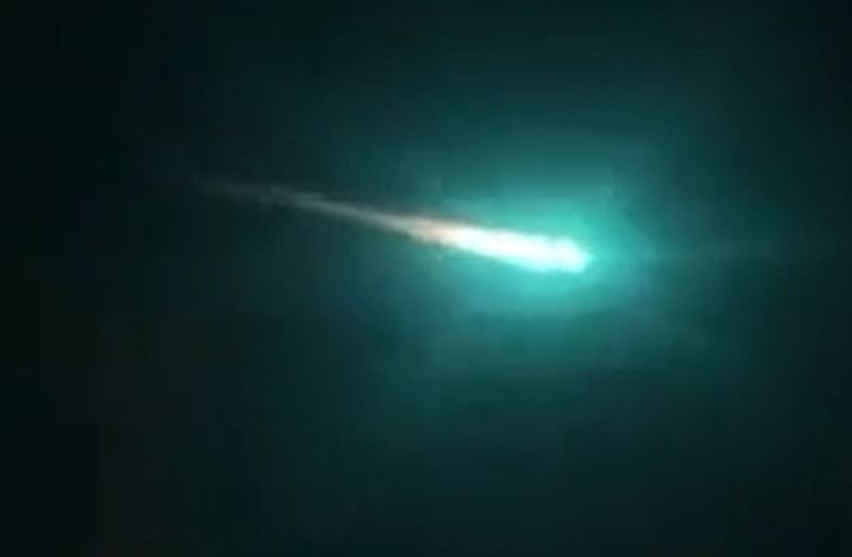 Incredible moment as mysterious green glow appears across the night sky 3