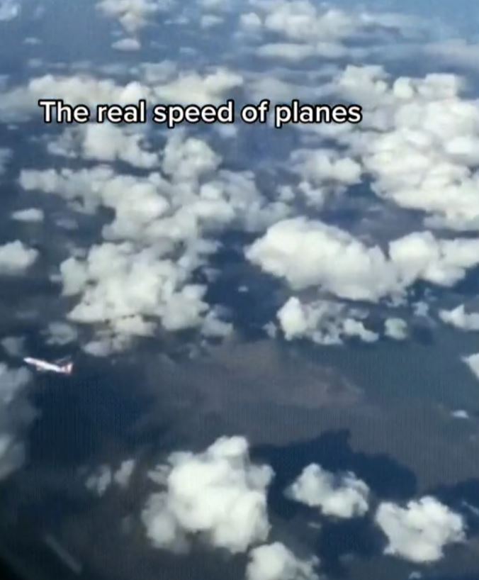 Amazing video shows 'the real speed of plane', leaving viewers stunned 4