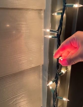 People are just discovering what the red Christmas light is really for 3