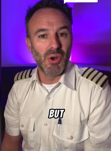 Pilot explains what would happen if a plane's landing gear failed 2