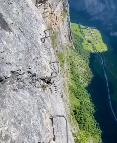People stunned after realizing how hikers risk their lives on mountain edge 3