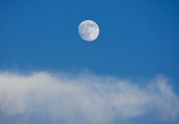 Why can you sometimes see the Moon in the daytime 2
