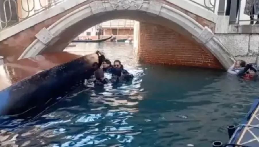 Gondola full of tourists capsizes in water after they refused to stop taking selfies 1