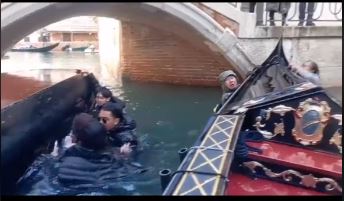 Gondola full of tourists capsizes in water after they refused to stop taking selfies 3
