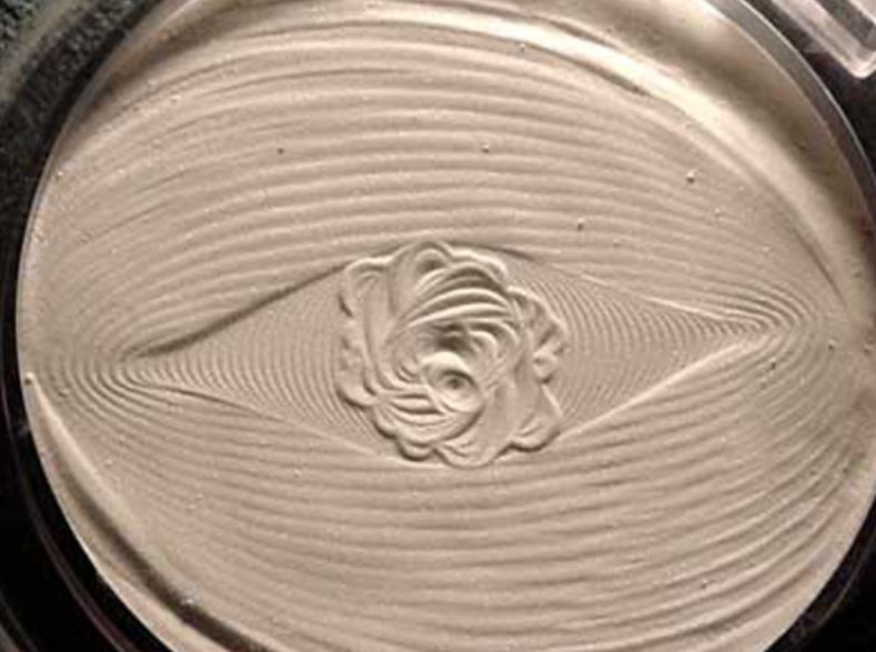 Sand pendulum created a mysterious rose after an earthquake rattled the store 2