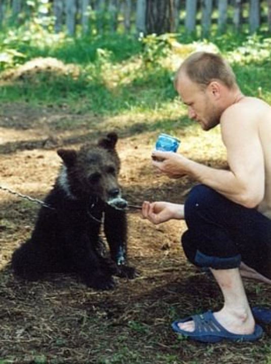 Heartbreaking: Hunter who adopted a bear cub was eaten by the same bear when it escaged the garden 1