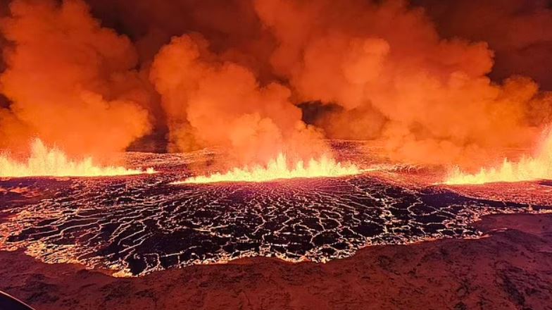 Incredible once-in-a-lifetime nature: Iceland's volcanic eruption AND the Northern Lights are captured on camera 4