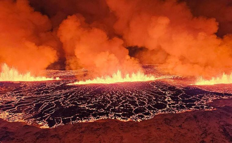 Thrillseekers ignored warnings and flocked to Iceland’s erupting Volcano 1