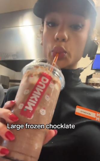 The video showed that she ate and drank, including a bagel topped with cream cheese, bacon cheese, and so on.  Image Credits: @ avanireyes/Tiktok