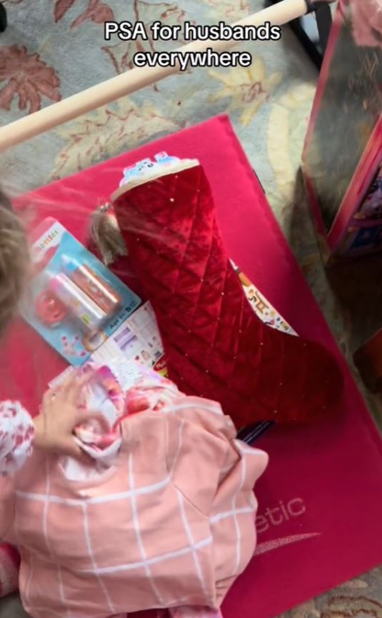 Husband discovered his wife's stocking went unfilled for 10 years, leaving people stunned in viral video 1