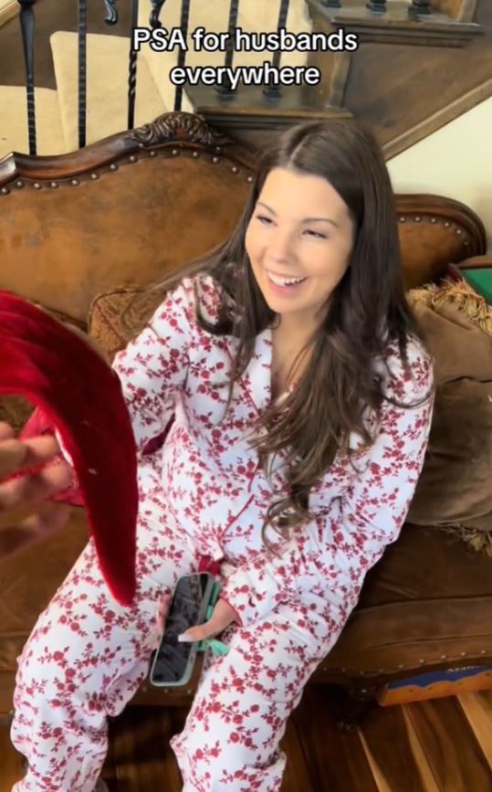 Husband discovered his wife's stocking went unfilled for 10 years, leaving people stunned in viral video 4