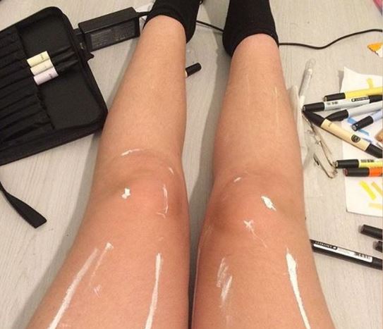 Bizarre optical illusion messes with your mind. Can you spot what is wrong with a pair of shining legs ? 1