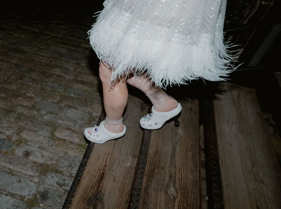 Brides ignite a debate after rocking CROCS on wedding day. Are CROCS suitable for the bride? 3