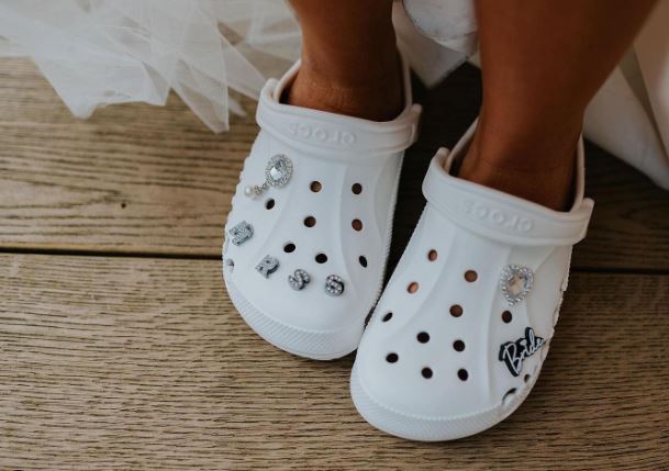 Brides ignite a debate after rocking CROCS on wedding day. Are CROCS suitable for the bride? 4