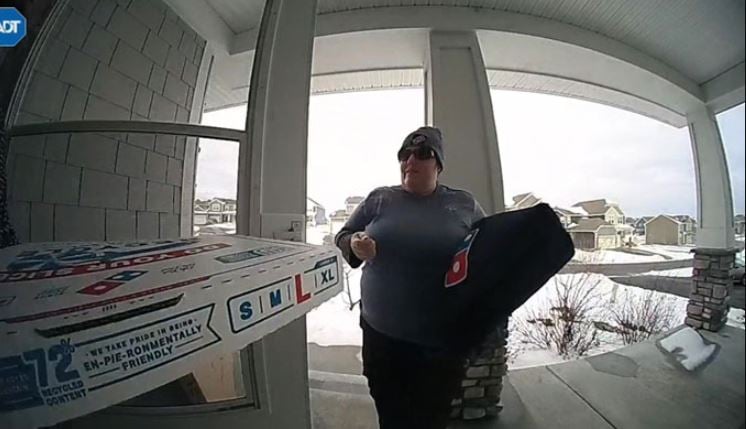 Delivery driver sparks debate after requesting customer for tip before handing over pizza 1