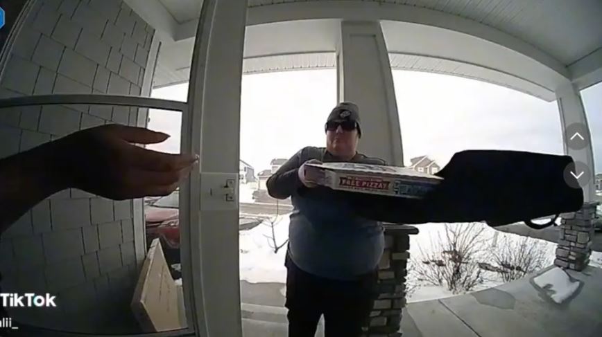 Delivery driver sparks debate after requesting customer for tip before handing over pizza 2