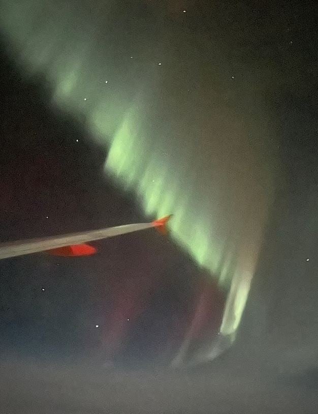 Passengers enjoy the lights after pilot makes 360-degree turn at 37,000ft 1