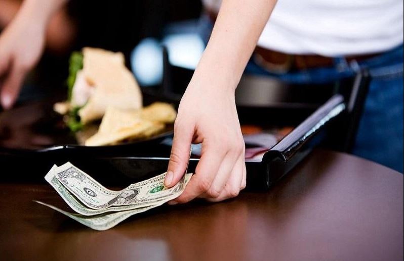  Furious waitress reveals she only received 10% on a $700 bill from tourist 3