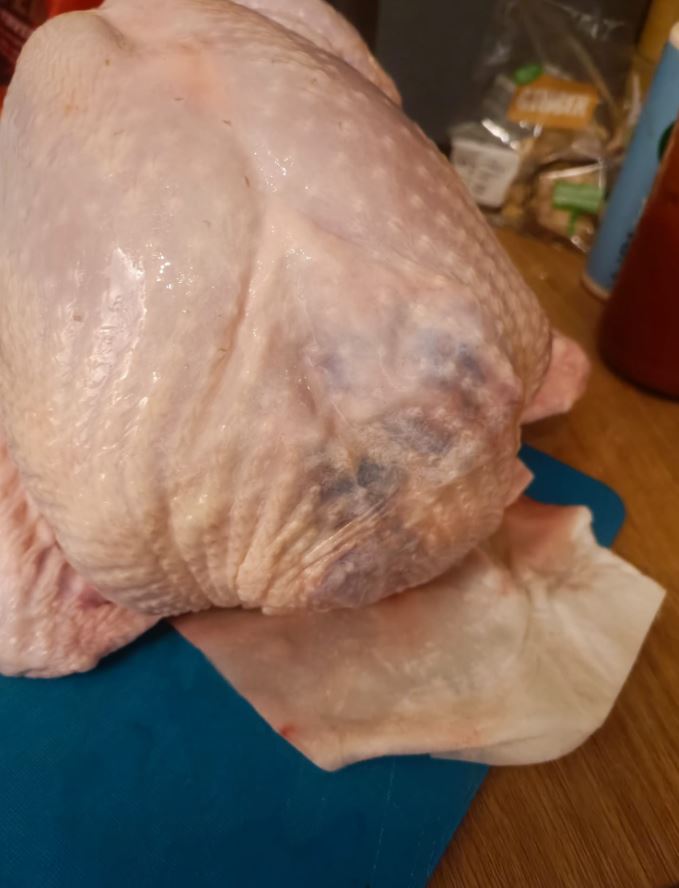 Man turned cooked turkey into metal and served it to guests 4