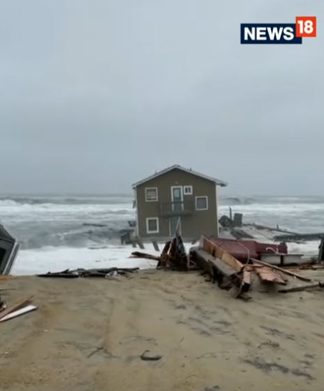 Video captured the $381,200 house that collapsed into the sea 2