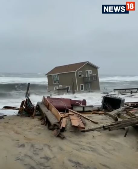 Video captured the $381,200 house that collapsed into the sea 3