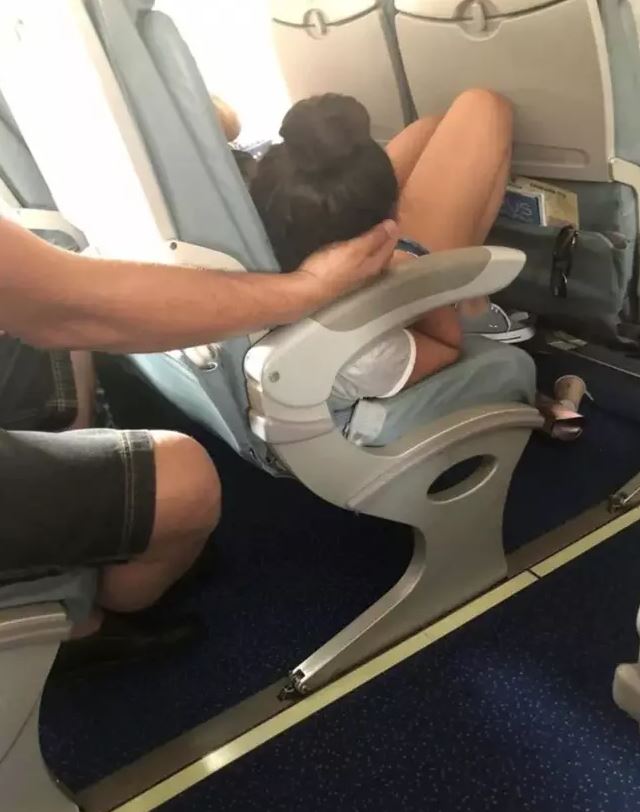 Man sparks debate after cradling daughter's head for 45 minutes so she could sleep during flight 1