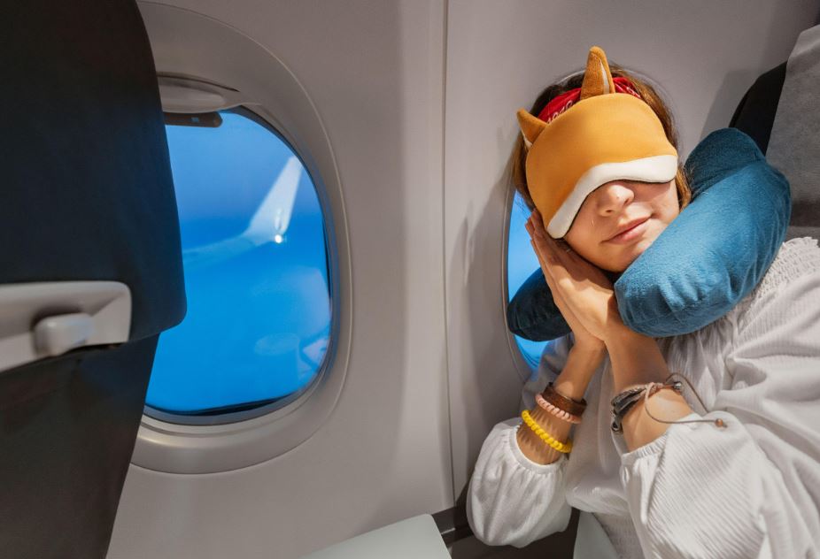 Man sparks debate after cradling daughter's head for 45 minutes so she could sleep during flight 2