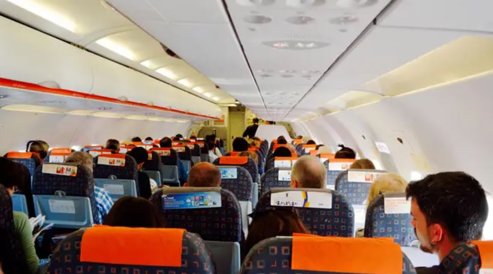 Man sparks debate after cradling daughter's head for 45 minutes so she could sleep during flight 3