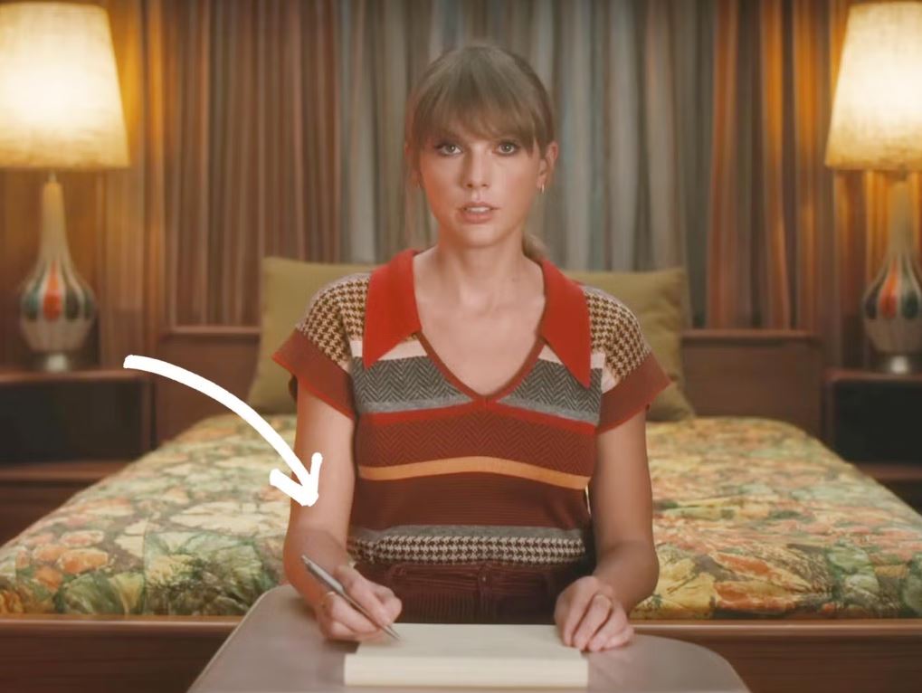 People are baffled after realizing bizarre way Taylor Swift holds a pen 1