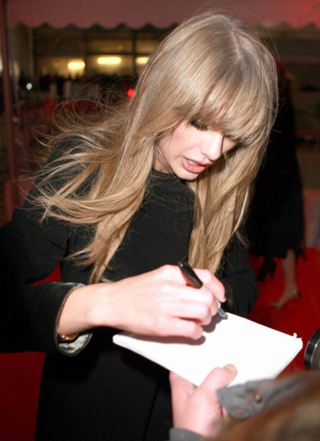 People are baffled after realizing bizarre way Taylor Swift holds a pen 2