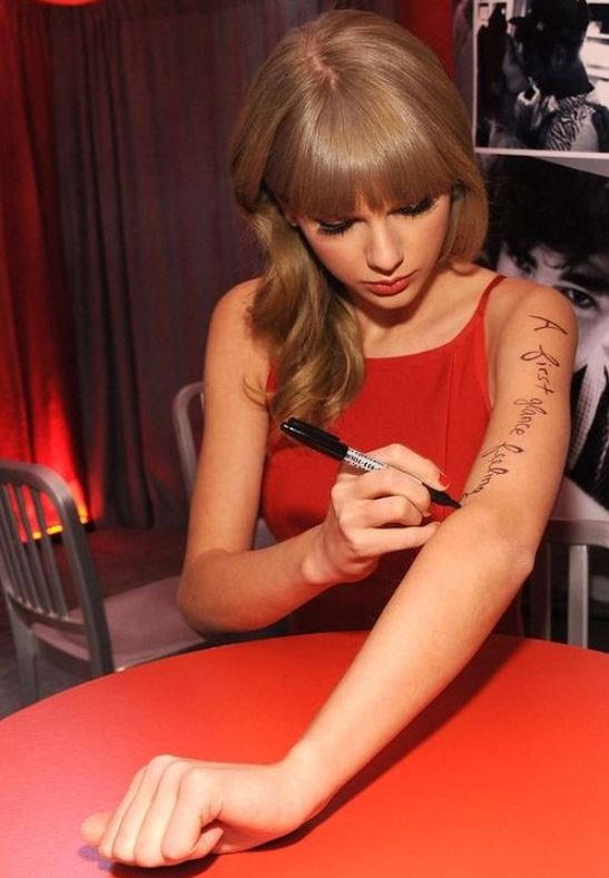 People are baffled after realizing bizarre way Taylor Swift holds a pen 3