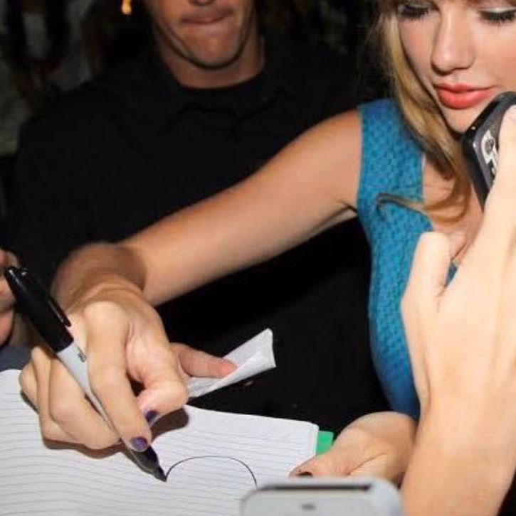 People are baffled after realizing bizarre way Taylor Swift holds a pen 4