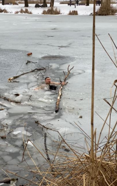 Brave man leaps into freezing lake to rescue trapped dog 4