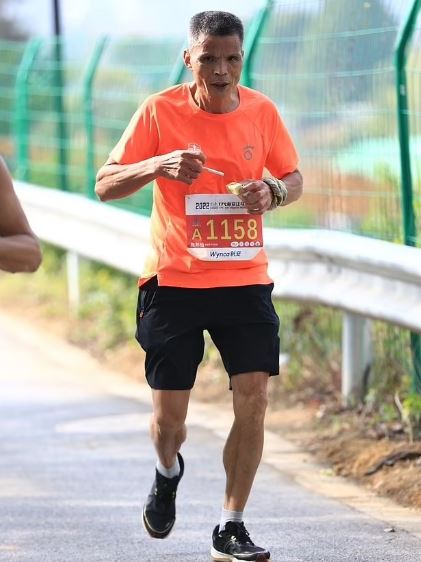 Marathon runner disqualified after being spotted chain-smoking throughout entire race 2