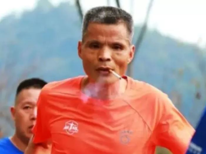 Marathon runner disqualified after being spotted chain-smoking throughout entire race 1
