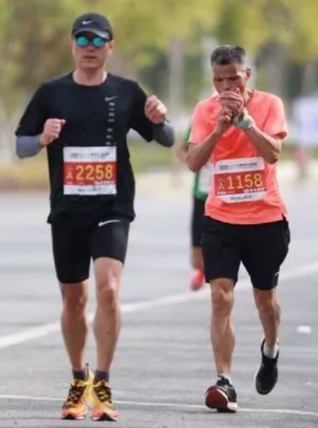 Marathon runner disqualified after being spotted chain-smoking throughout entire race 3